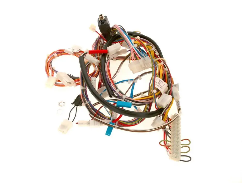 Kabelbaum von Bosch mit mehreren farbigen Kabeln und Steckverbindern, die ordentlich angeordnet sind. Der Kabelbaum zeigt zahlreiche Anschlüsse für elektrische Verbindungsteile.